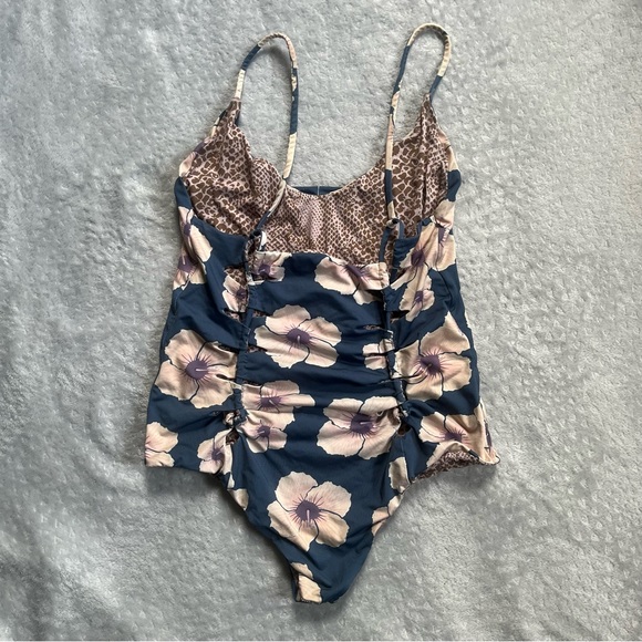 Acacia banyans one piece small in hibiscus - Picture 2 of 6